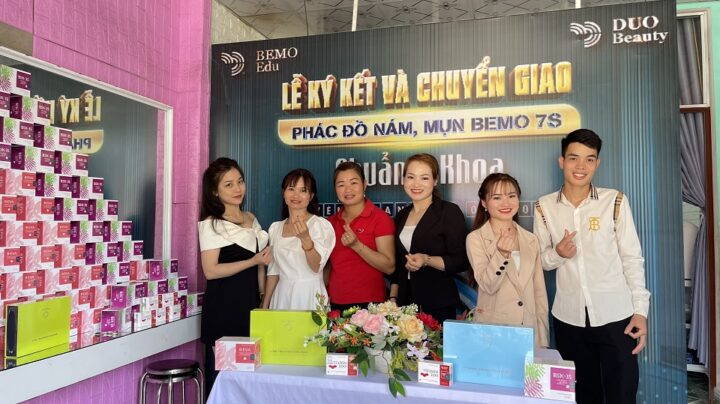 Phó Giám đốc kinh doanh Thùy Vui cùng khách mời tại sự kiện