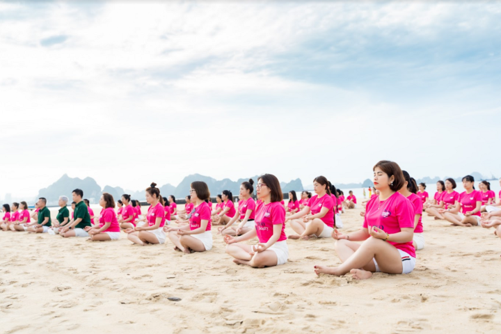 Chương trình tập Yoga tại bãi biển vào ngày trải nghiệm thứ 2